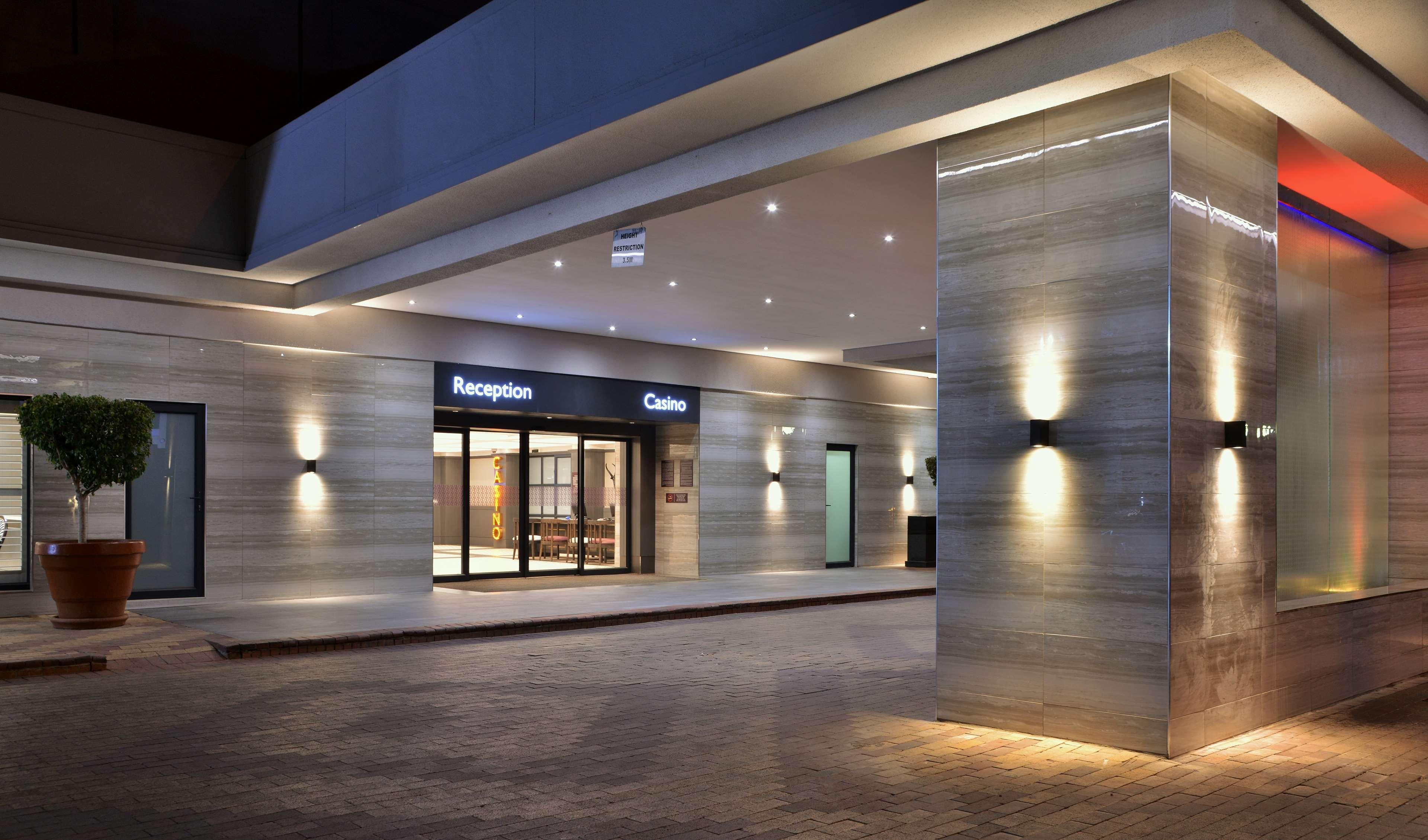 Avani Gaborone Resort & Casino Екстериор снимка